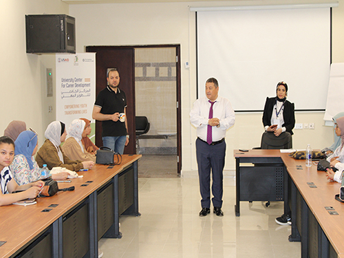 ترحيب ادارة المركز بالطلاب في احد الكورسات